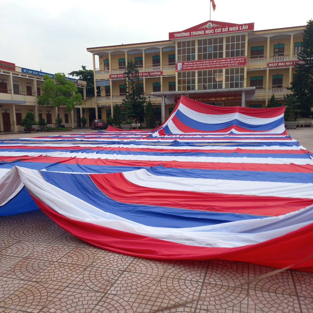 Bảo quản dù che sự kiện sân trường đúng cách