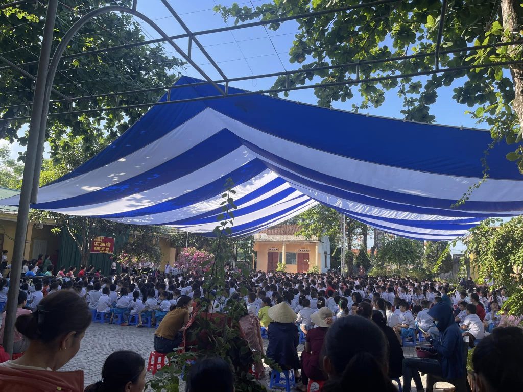 Dù che sân trường góp phần tạo ra một không gian sinh hoạt ngoài trời năng động