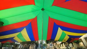 Chọn màu sắc dù che sân trường như thế nào cho đẹp, phù hợp không gian