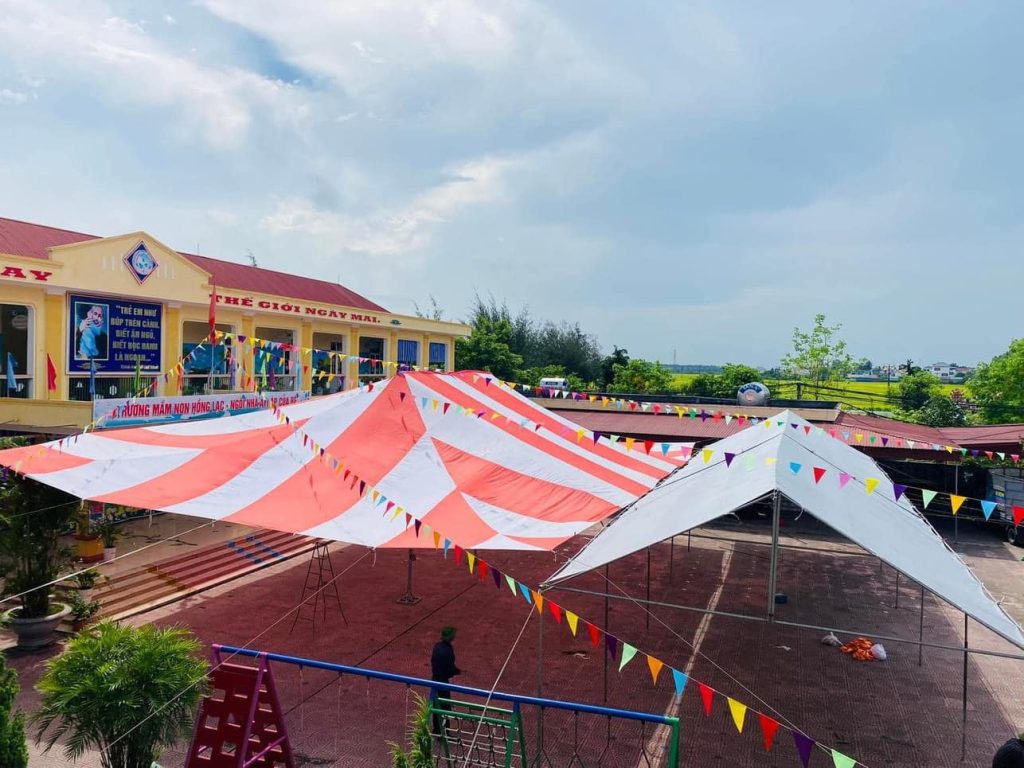 Dù che sân trường sử dụng lâu ngày sẽ bị xuống cấp