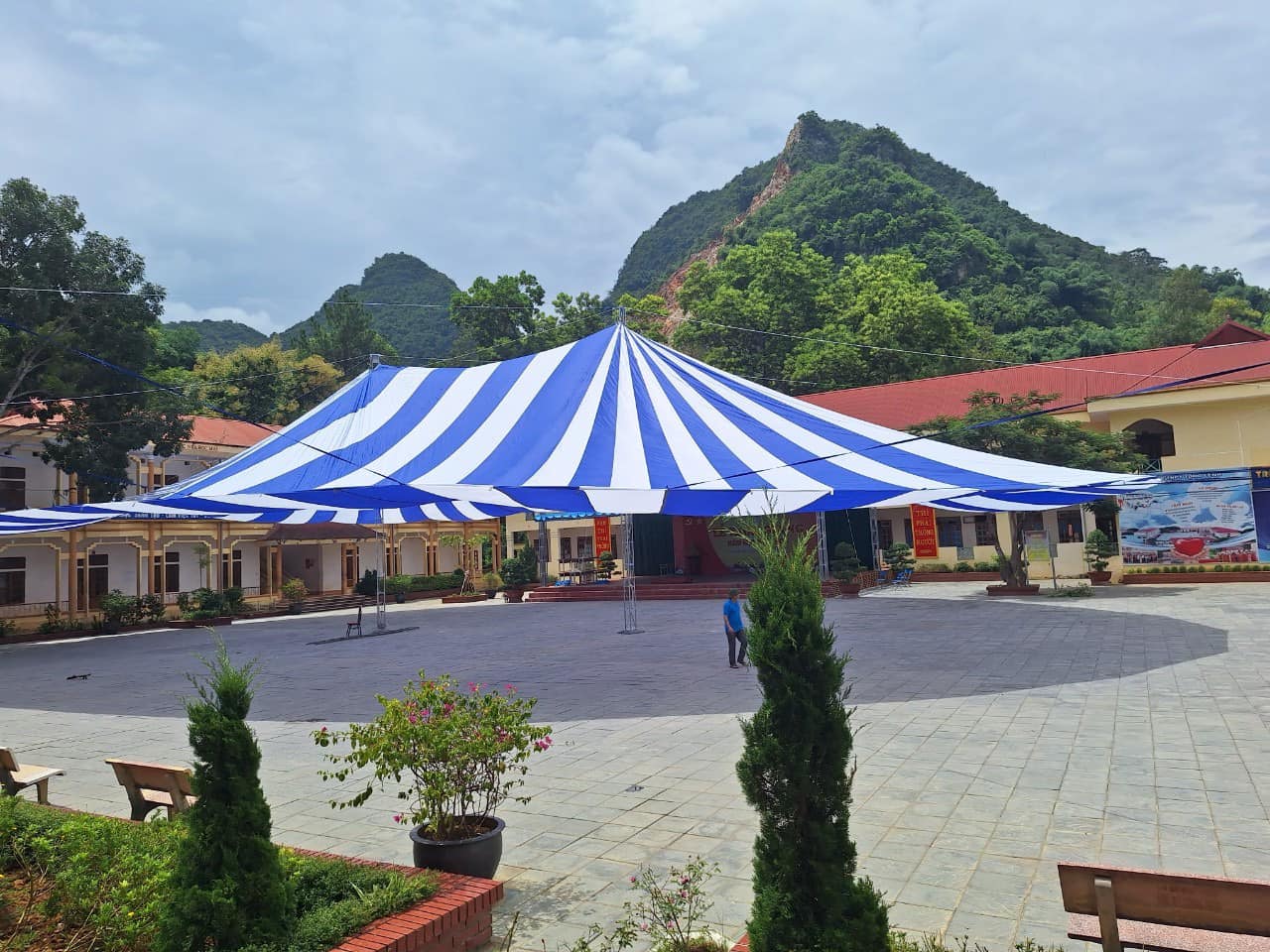Dù che nắng sự kiện hội nghị ngoài trời tại Đắk Lắk Dù che nắng sự kiện hội nghị ngoài trời tại Đắk Lắk