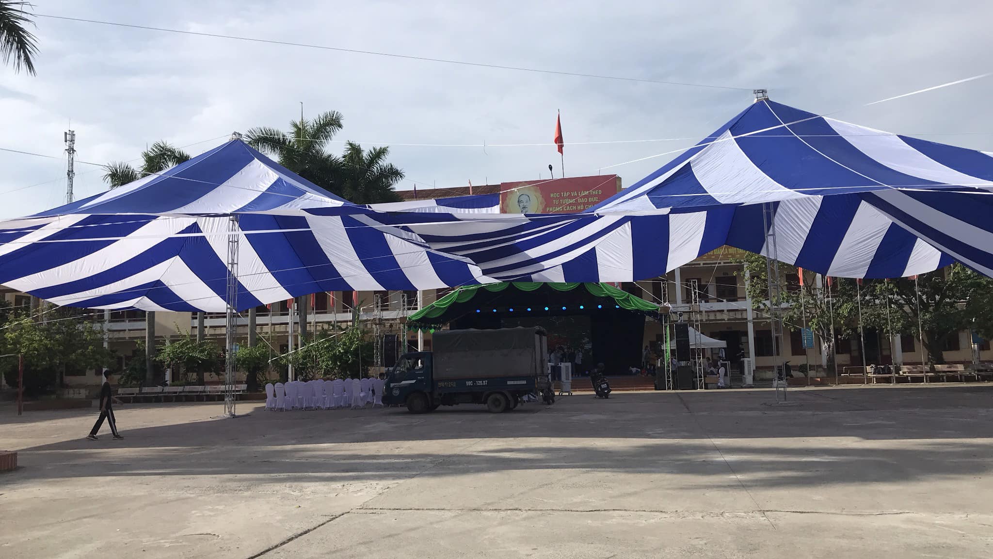Dù che nắng sự kiện hội nghị ngoài trời tại Đắk Lắk Dù che nắng sự kiện hội nghị ngoài trời tại Đắk Lắk