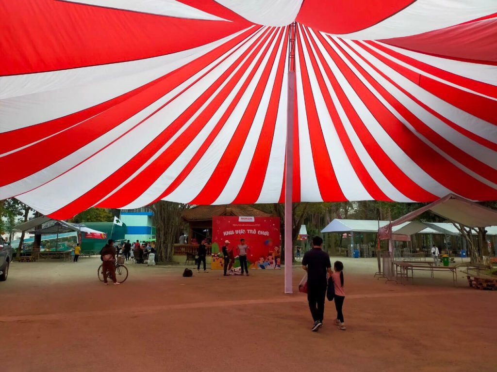 Dù che sự kiện đường kính 28m che nắng sân trường