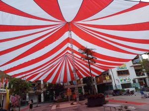 Dù cánh dơi 2 trụ che sự kiện sân trường Ninh Bình