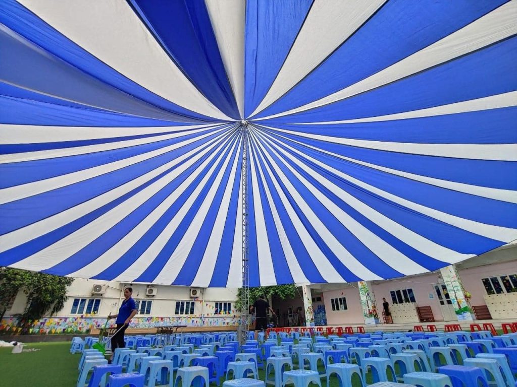 Dù che sân trường màu trắng xanh là lựa chọn nhiều hiện nay