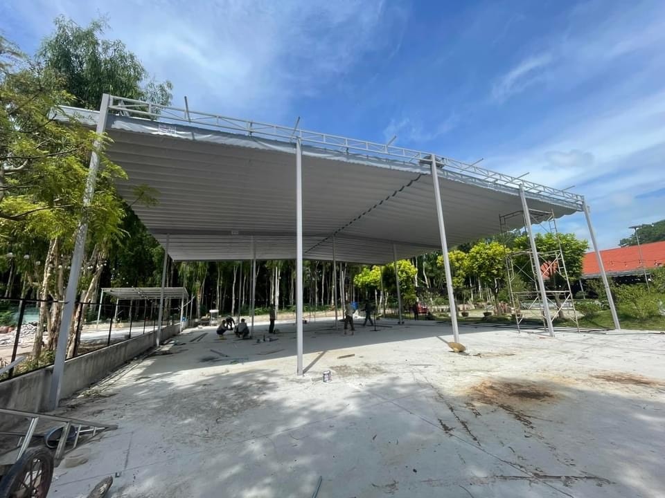 Mái bạt xếp che sân trường