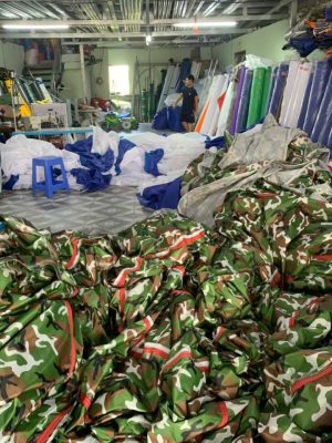 May bạt dù quân đội tại xưởng ở TPHCM